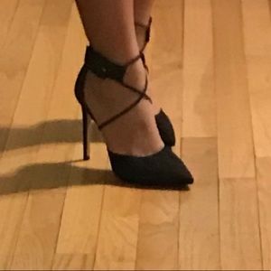NWT Bebe Lisaa Criss Cross Black Pumps